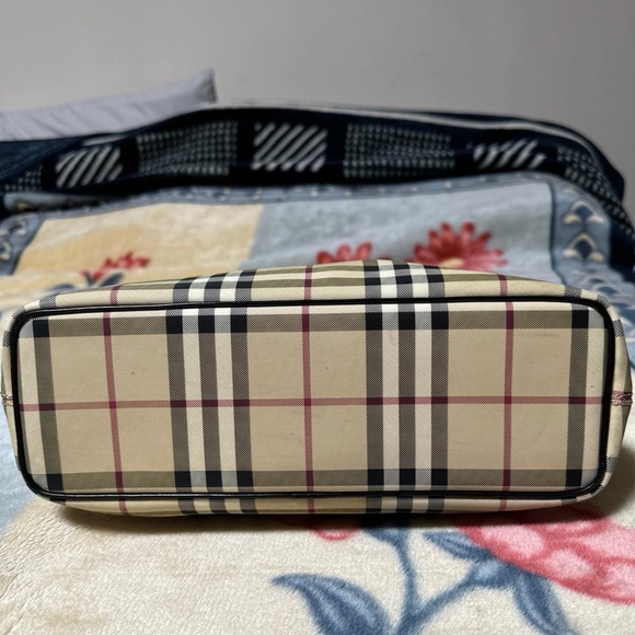 Authentic Burberry Nova check Medium Tote - Picture 7 of 10